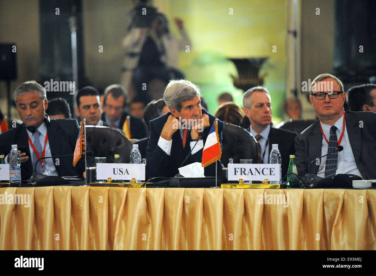 El Secretario de Estado de Estados Unidos, John Kerry escucha a un orador durante la conferencia de donantes organizada en Gaza por Egipto y Noruega en El Cairo, Egipto, el 12 de octubre, 2014. Foto de stock