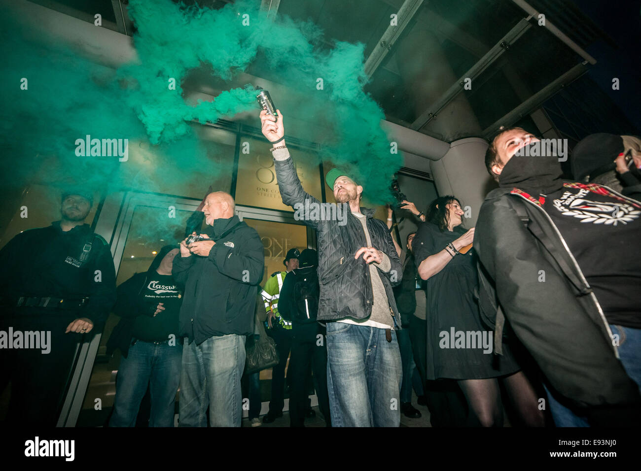 Londres, Reino Unido. 18 Oct, 2014. Guerra de clase 'pobre' Puerta segregación social protesta 2014 Crédito: Guy Corbishley/Alamy Live News Foto de stock
