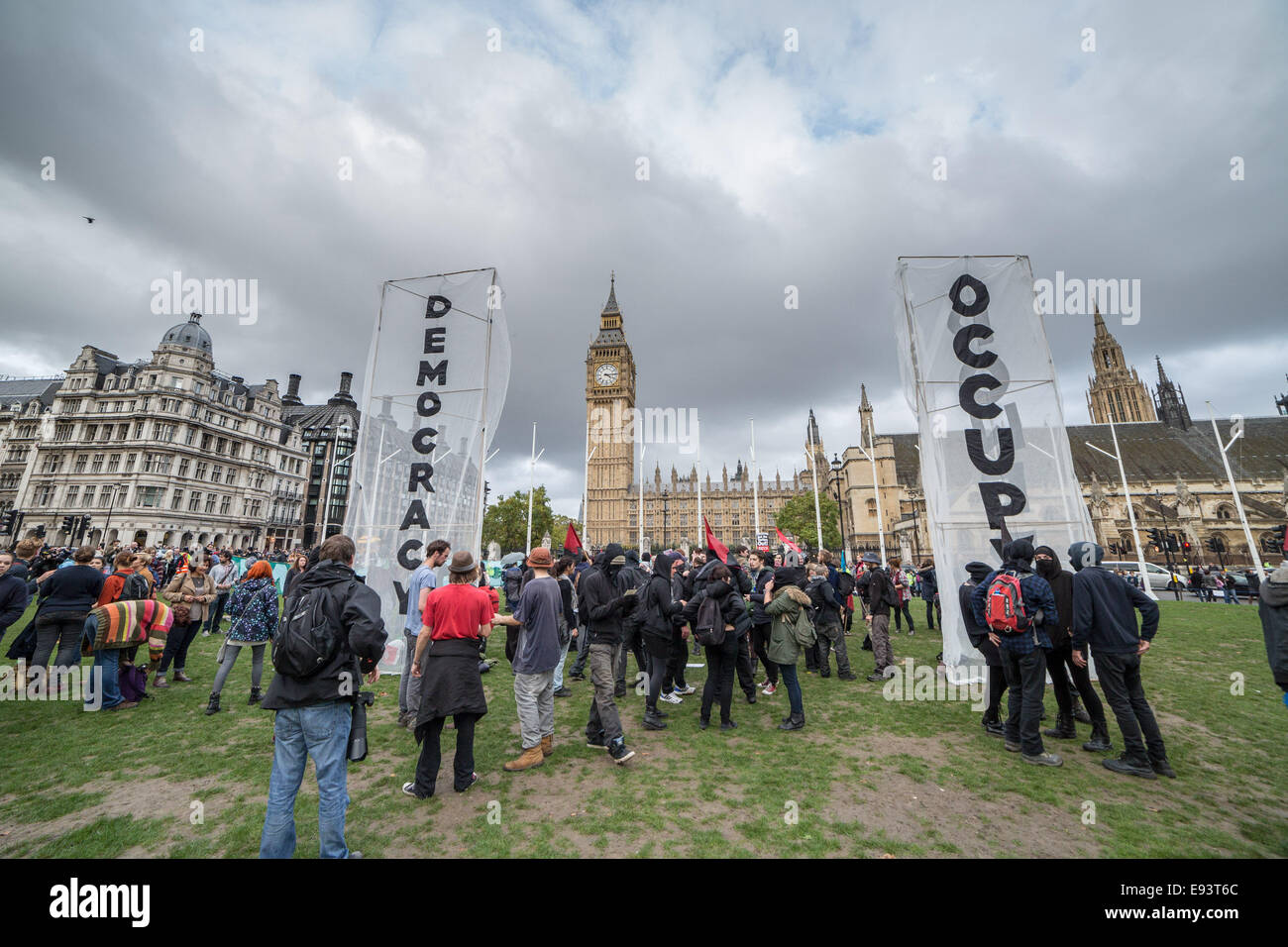 Londres, Reino Unido. 18 Oct, 2014. El día dos de ocupar la democracia campamento en la Plaza del Parlamento: Guy Corbishley de crédito/Alamy Live News Foto de stock