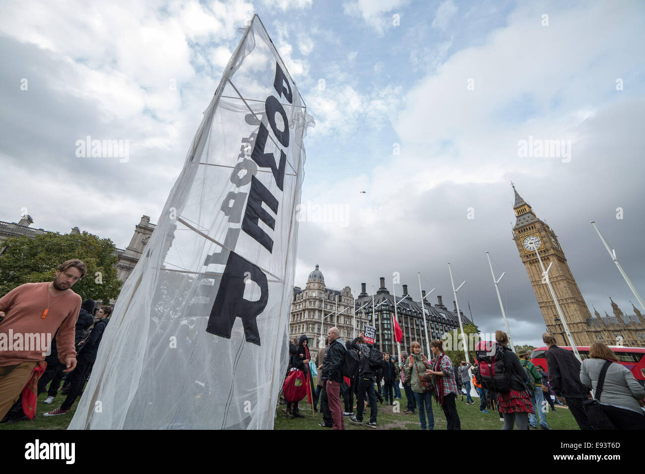 Londres, Reino Unido. 18 Oct, 2014. El día dos de ocupar la democracia campamento en la Plaza del Parlamento: Guy Corbishley de crédito/Alamy Live News Foto de stock