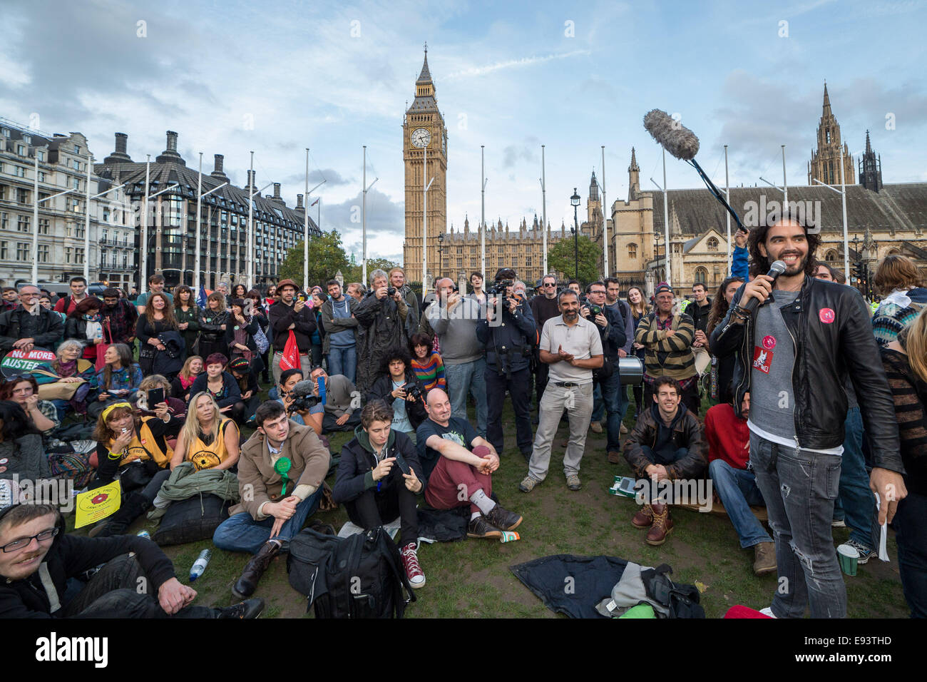 Londres, Reino Unido. 18 Oct, 2014. Russell Brand habla en ocupar la democracia Camp Crédito: Guy Corbishley/Alamy Live News Foto de stock