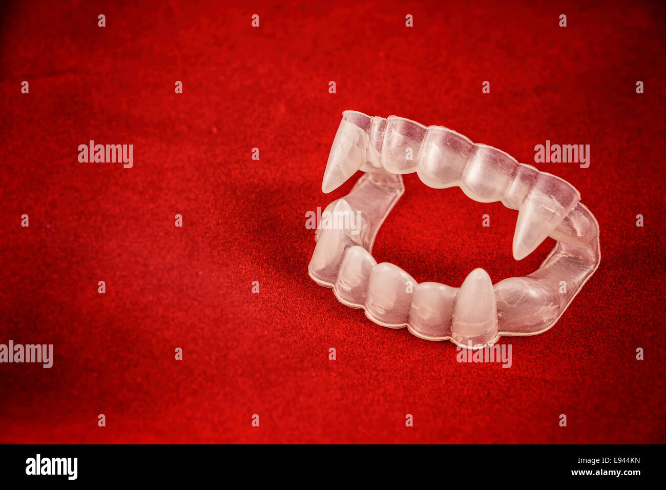 polilla jueves Doblez Disfraz vampiro colmillos en rojo Fotografía de stock - Alamy