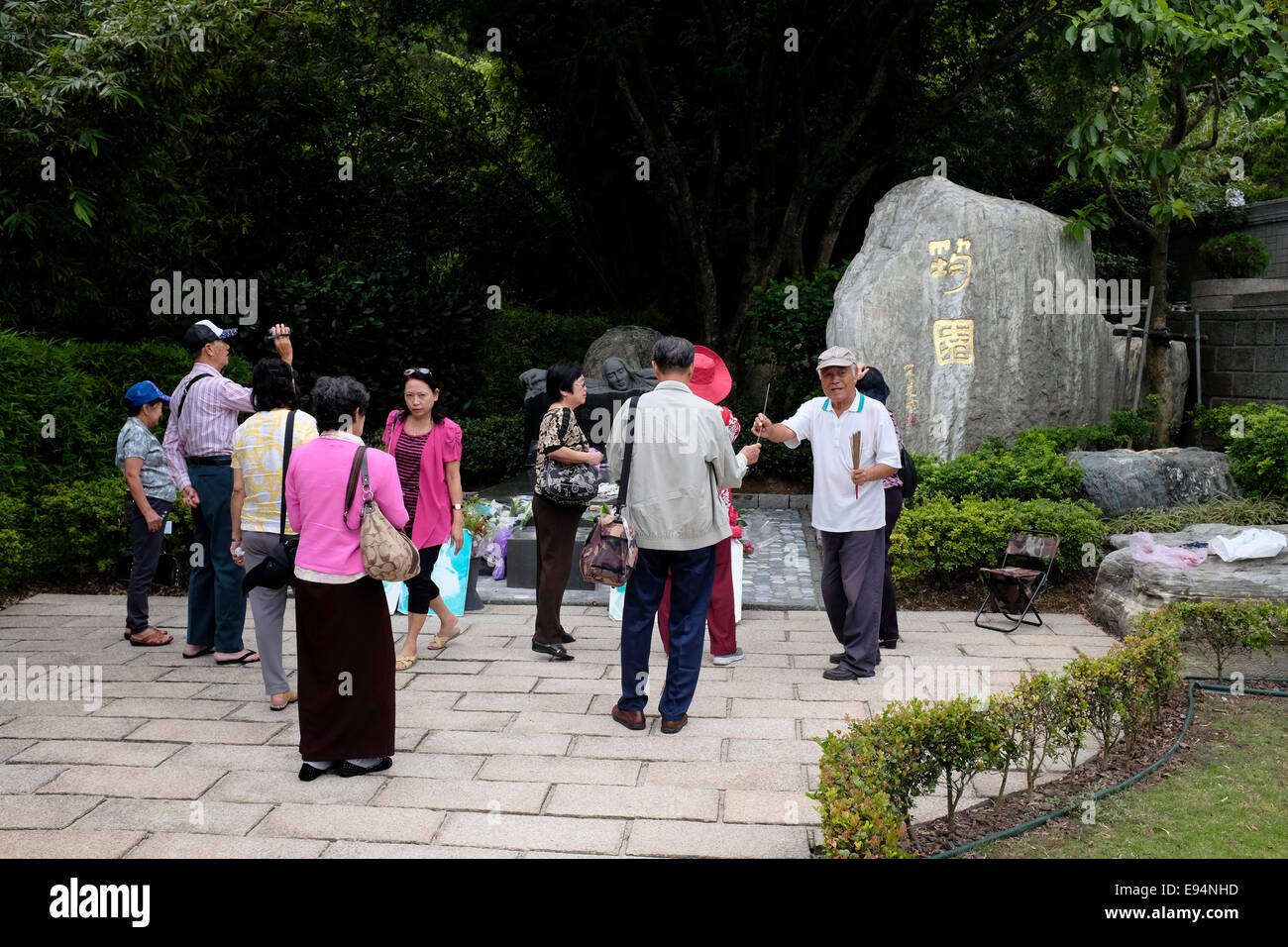 Los dolientes en la tumba de la cantante Teresa Teng en Chin Shan Pao en distritos Jinshan, Nueva Ciudad de Taipei, Taiwán Foto de stock