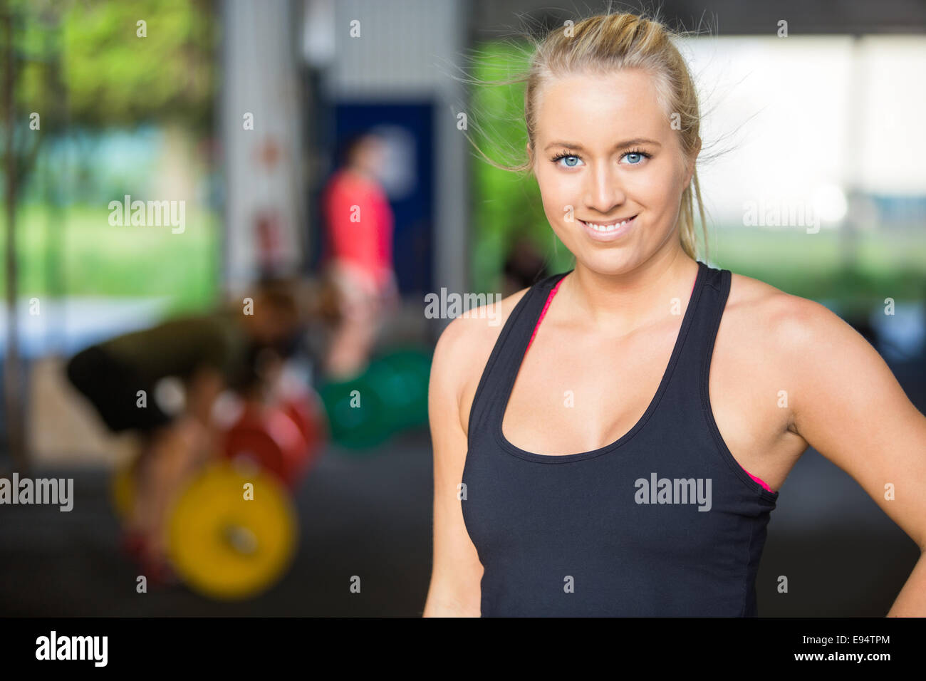 Retrato de seguros de colocar mujeres en cross-gimnasio Foto de stock