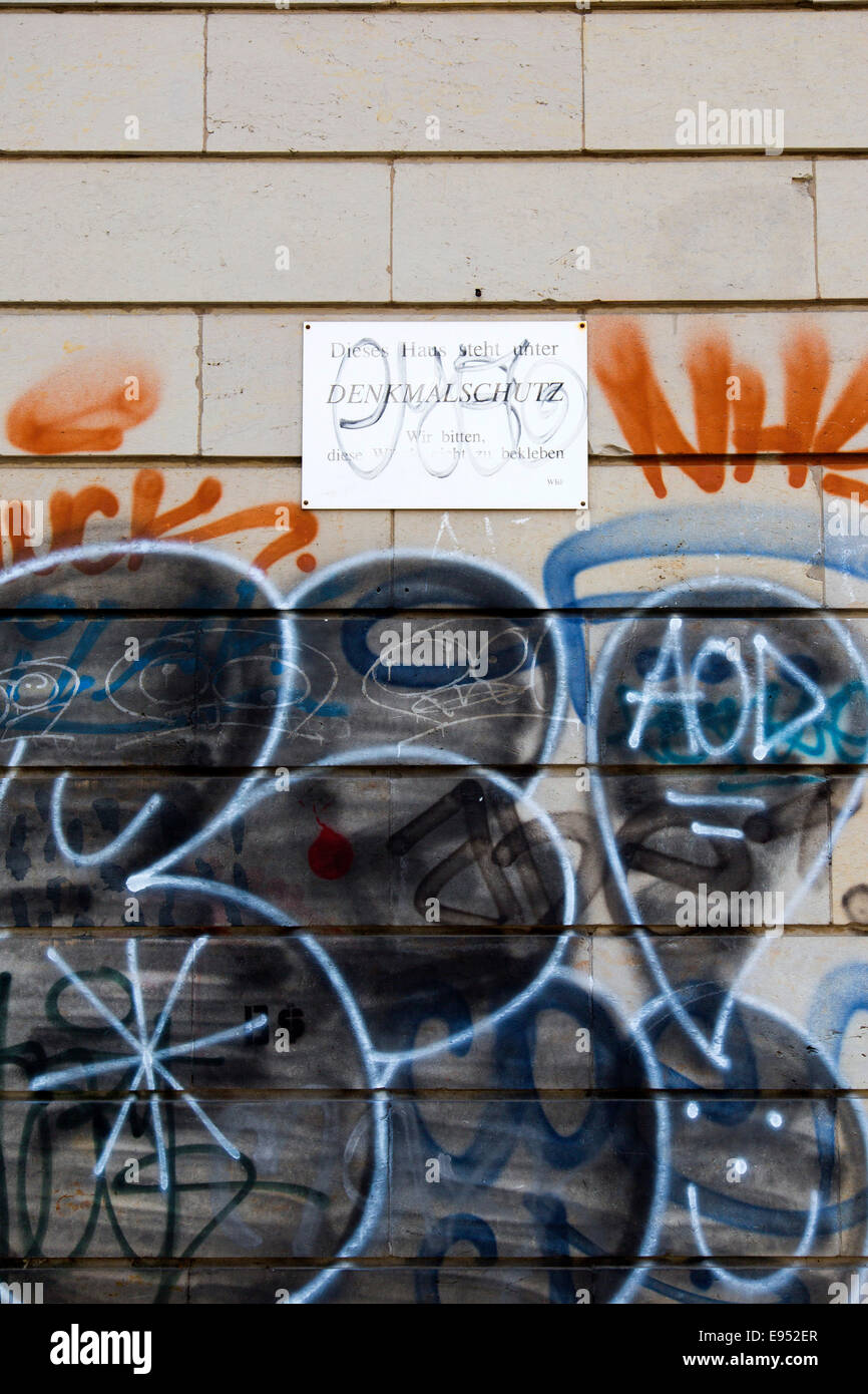 Graffiti en un edificio catalogado, Berlín, Alemania Foto de stock