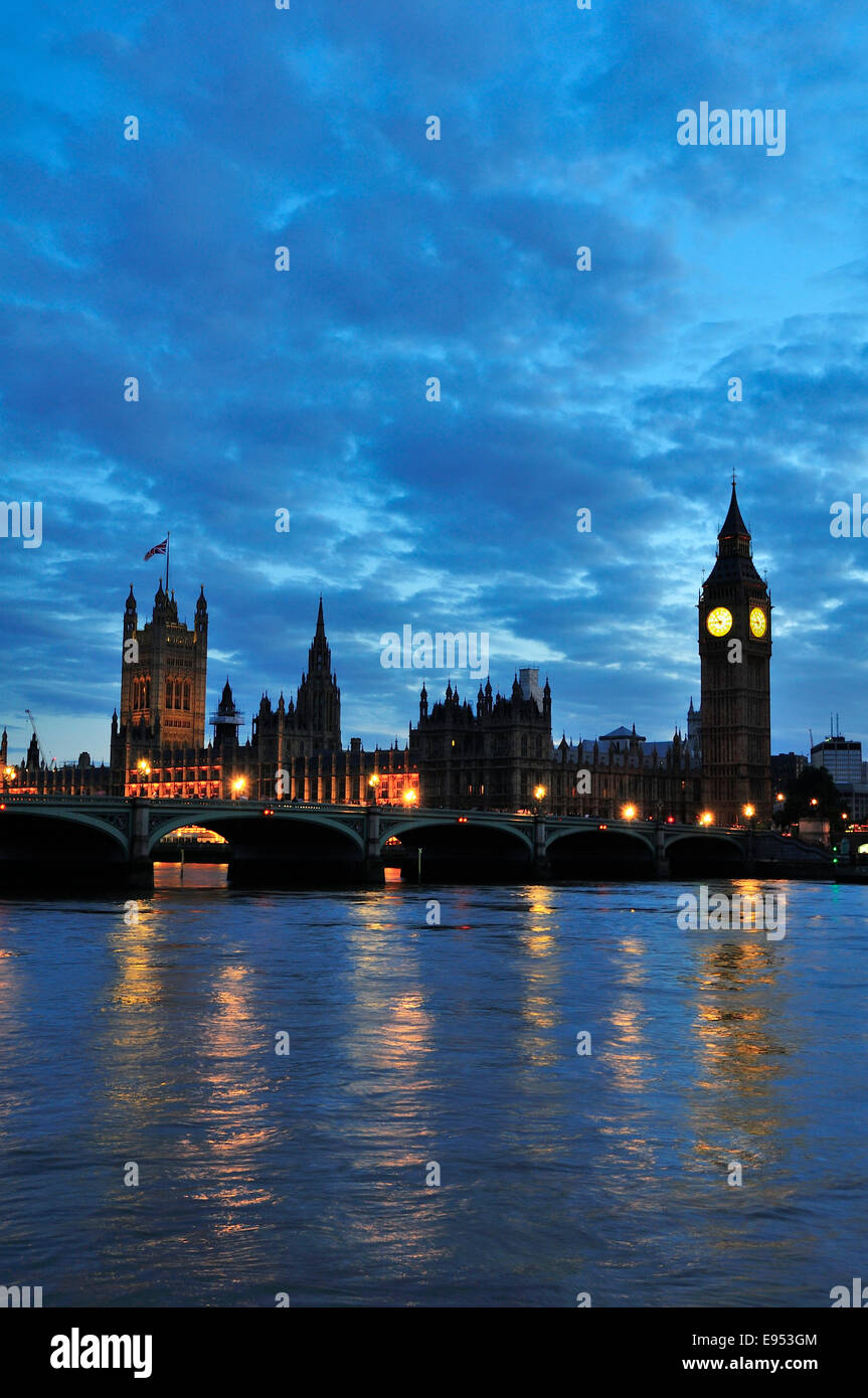 El puente de Westminster, las Casas del Parlamento y Elizabeth Tower torre del reloj al anochecer, London, England, Reino Unido Foto de stock