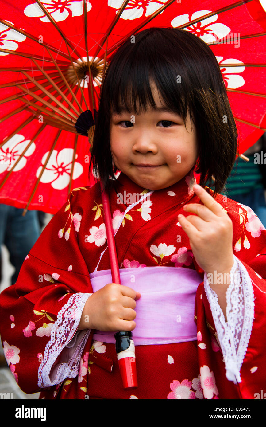 Niña vestidos tradicionalmente, la zona de Gion, Kioto, Japón Foto de stock
