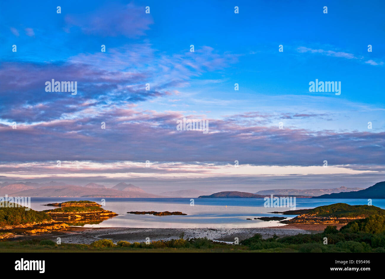 Amanecer brumoso en la Isla de Skye y Scalpay, visto desde una bahía en Loch Carron, cerca Plockton, Wester Ross, Highlands, Escocia, Reino Unido Foto de stock