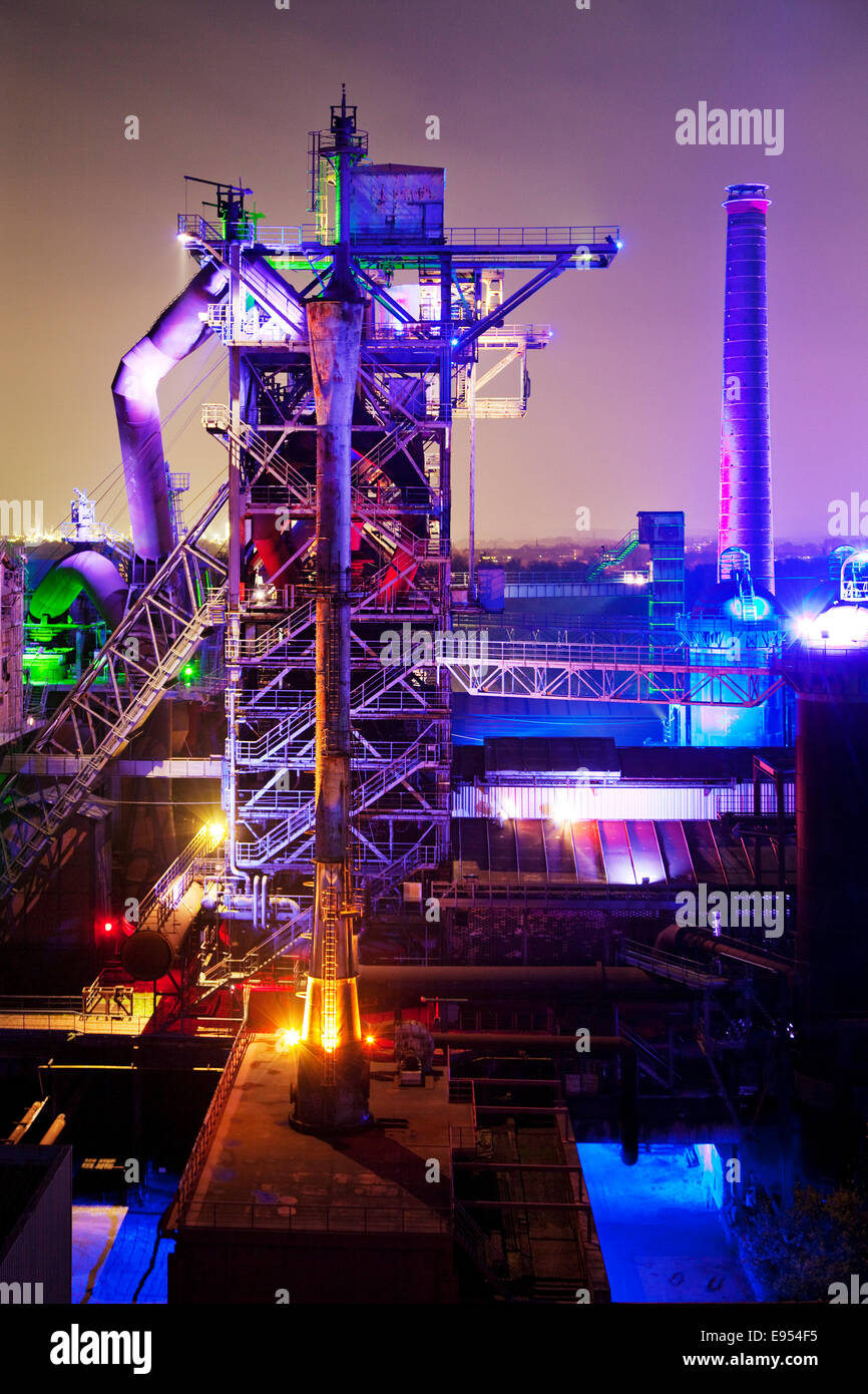 Las acerías en Landschaftspark Duisburg-Nord en desuso, parque público sobre un antiguo recinto industrial, iluminado en la noche con Foto de stock