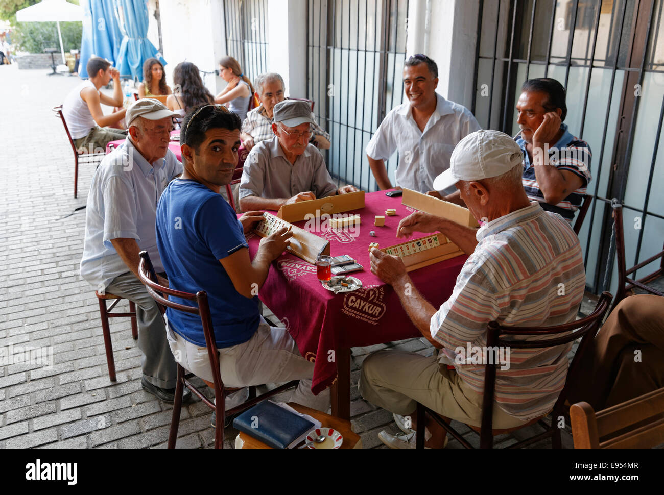 Los lugareños jugando el juego Okey, Bodrum, provincia de Muğla, Egeo, Turquía Foto de stock