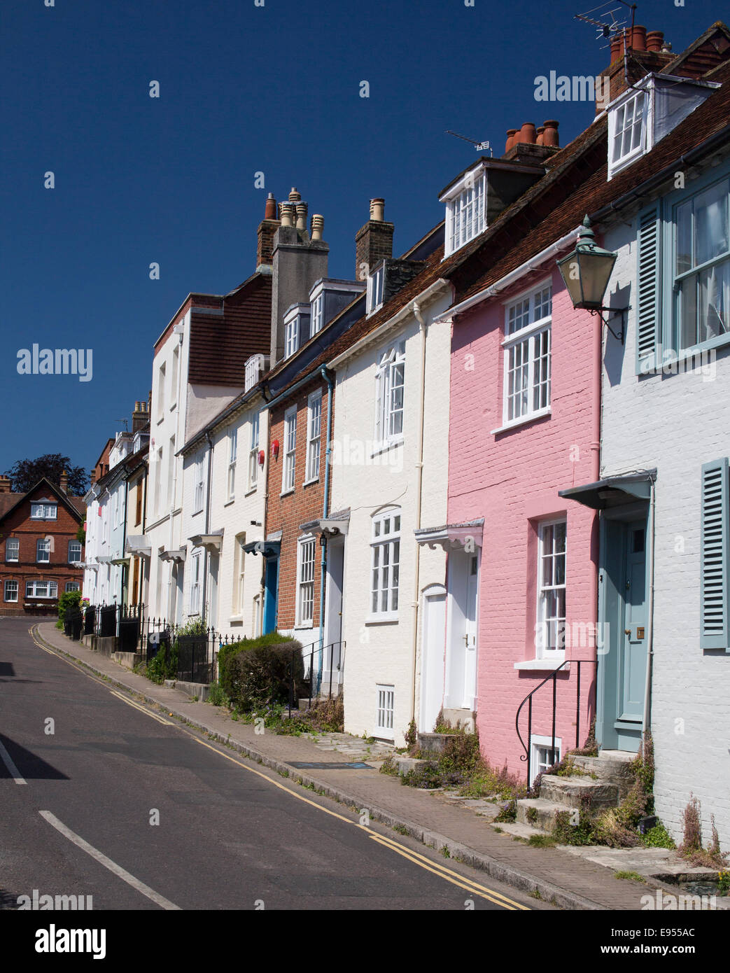 Las coloridas casas antiguas de Nelson Place, Lymington, Hampshire, Inglaterra, Reino Unido. Foto de stock