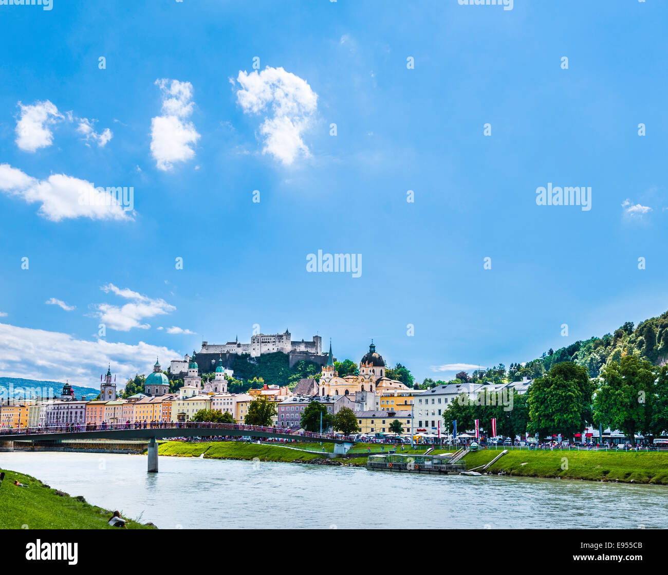 Vistas al centro histórico y la fortaleza de Hohensalzburg, Salzburgo, Austria Foto de stock