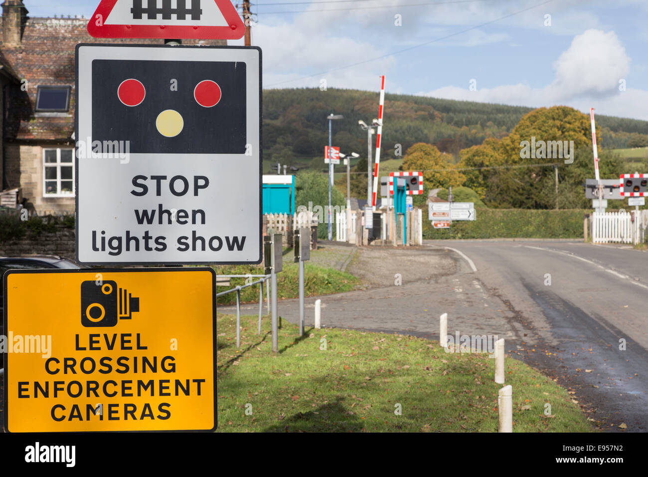 Señales de advertencia en un cruce ferroviario no tripulado, Shropshire, Inglaterra, Reino Unido. Foto de stock