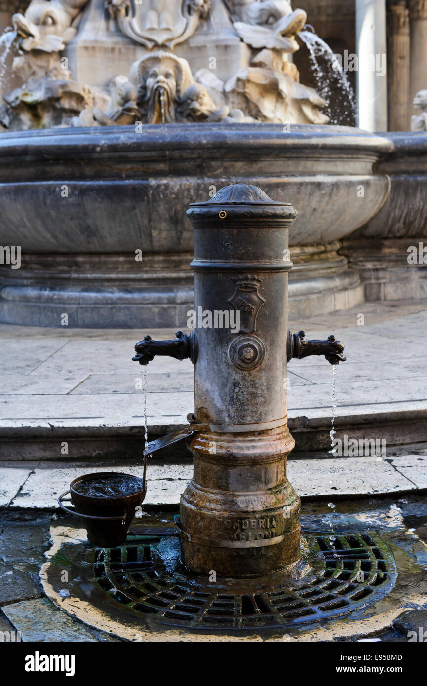 Una Antigua Fuente De Agua Potable Fresca Cerca Del Panteon En La