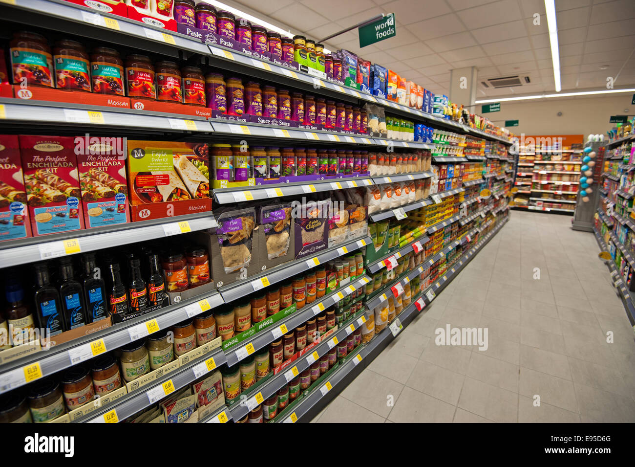Supermercado mundial de alimentos pasillo con estanterías repletas Foto de stock
