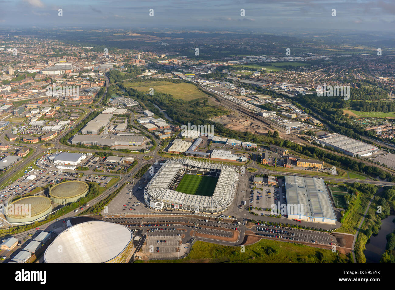 Una vista aérea, mirando por encima de la ciudad de Derby East Midlands con el Ipro Stadium en primer plano Foto de stock