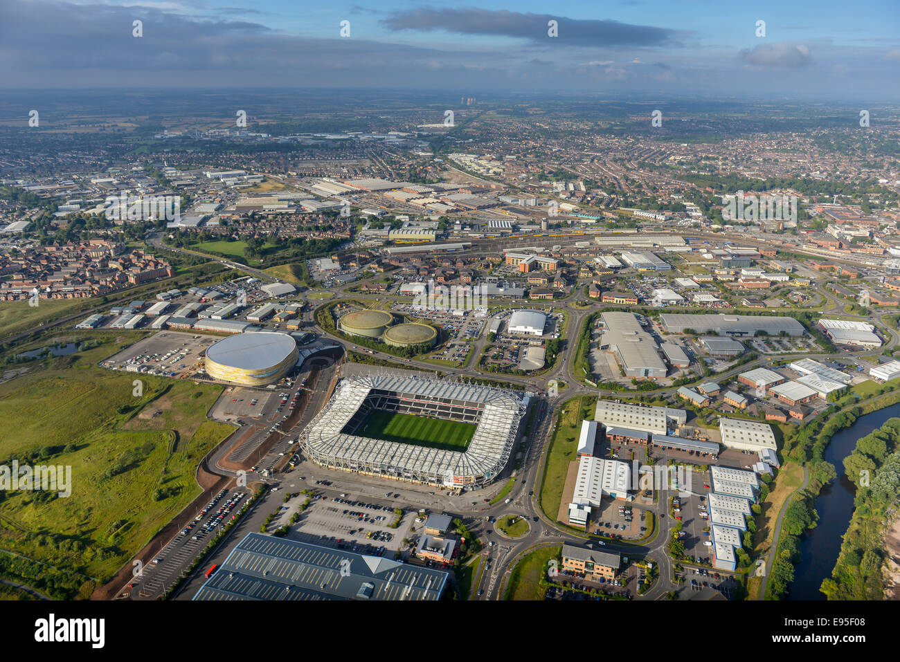 Una vista aérea, mirando por encima de la ciudad de Derby East Midlands con el Ipro Stadium en primer plano Foto de stock