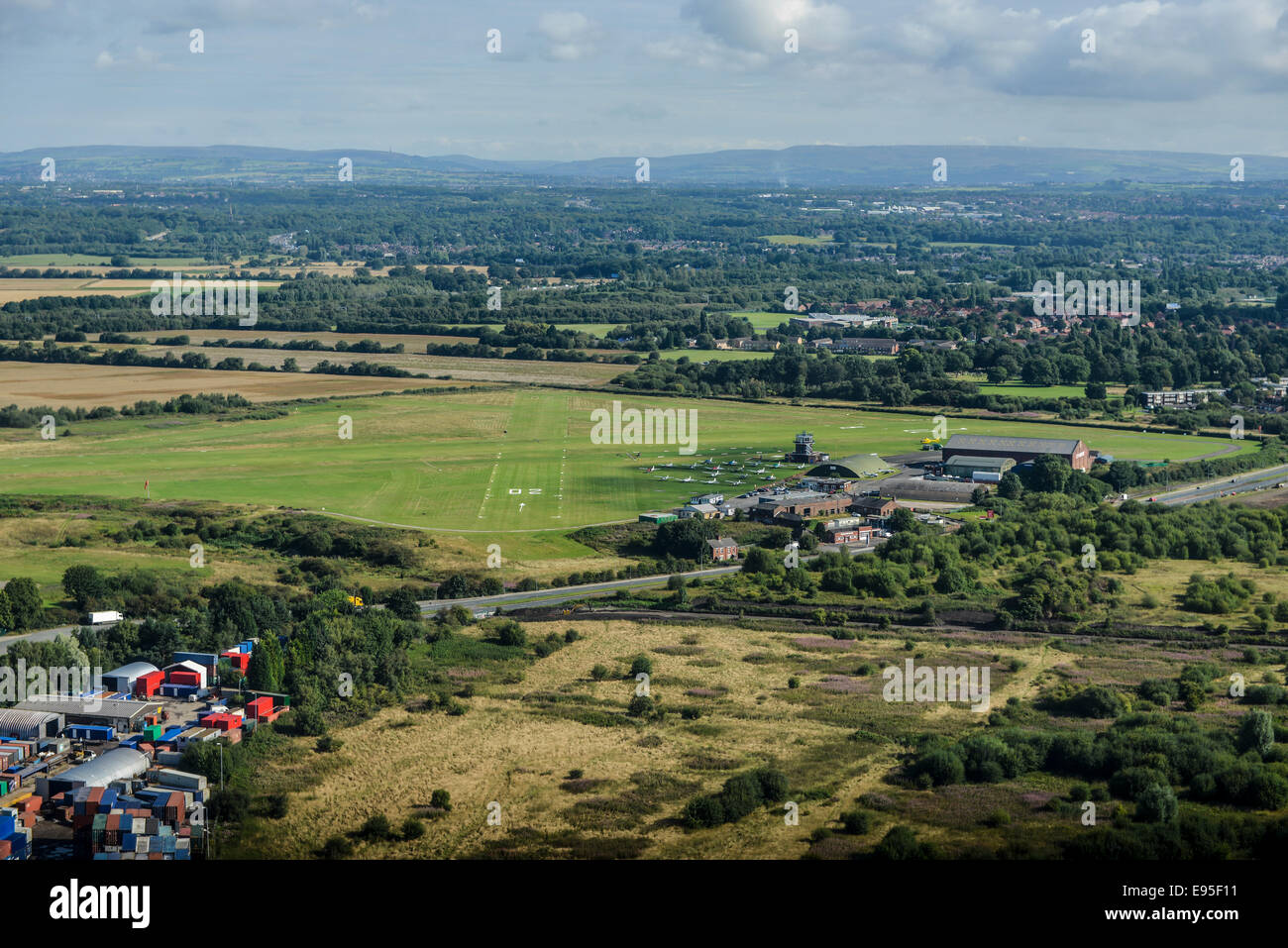 Una vista aérea de la ciudad, aeropuerto y helipuerto en Manchester, Reino Unido Foto de stock