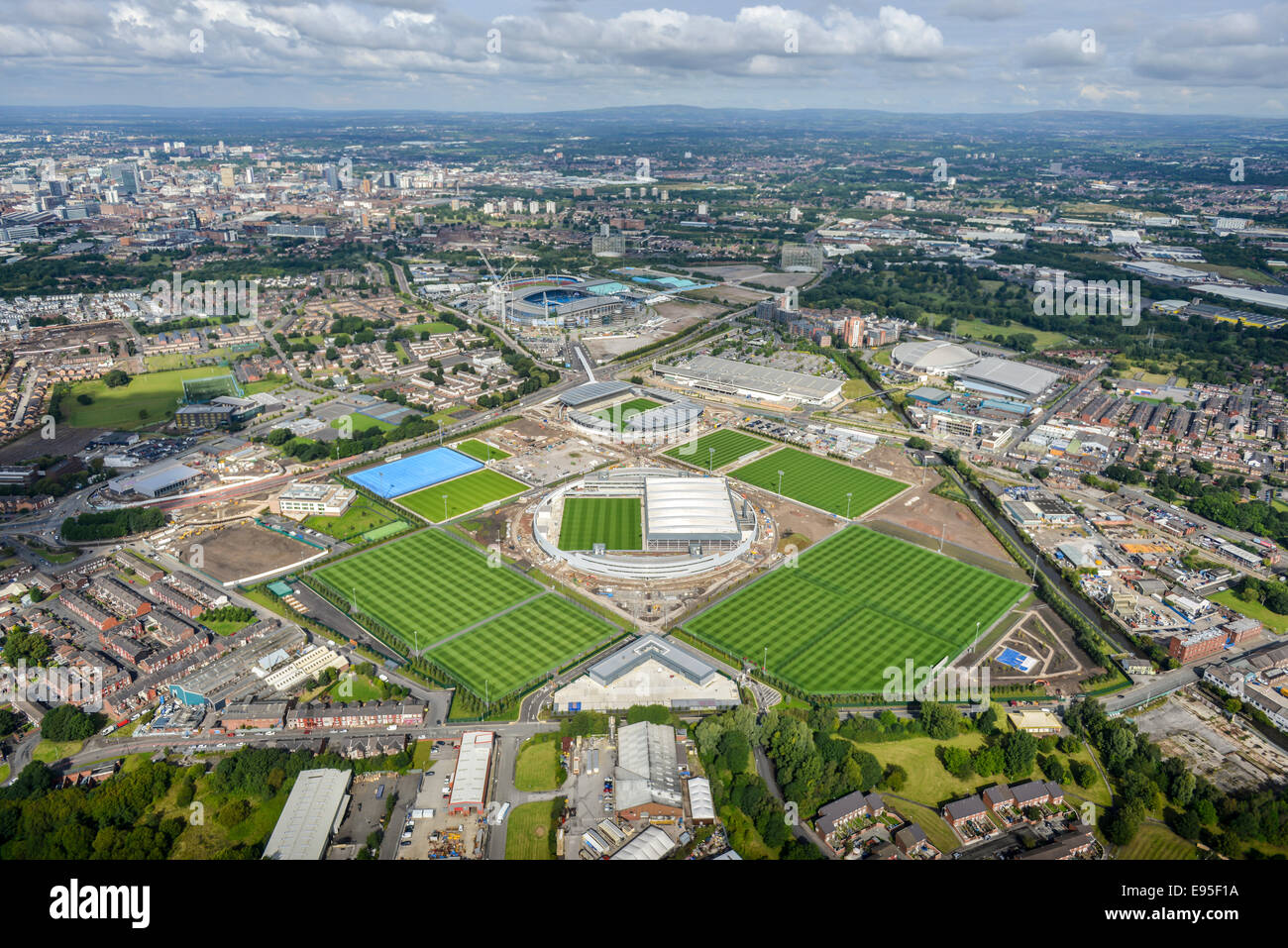 Una vista aérea de la construcción del nuevo campo de entrenamiento de la ciudad de Manchester con el centro de la ciudad, visible en el fondo. Foto de stock
