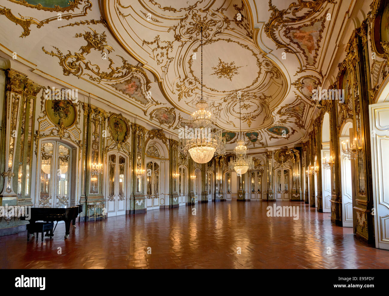 El Palacio de Queluz, Queluz, Lisboa; la sala de musica o salón de baile. Foto de stock