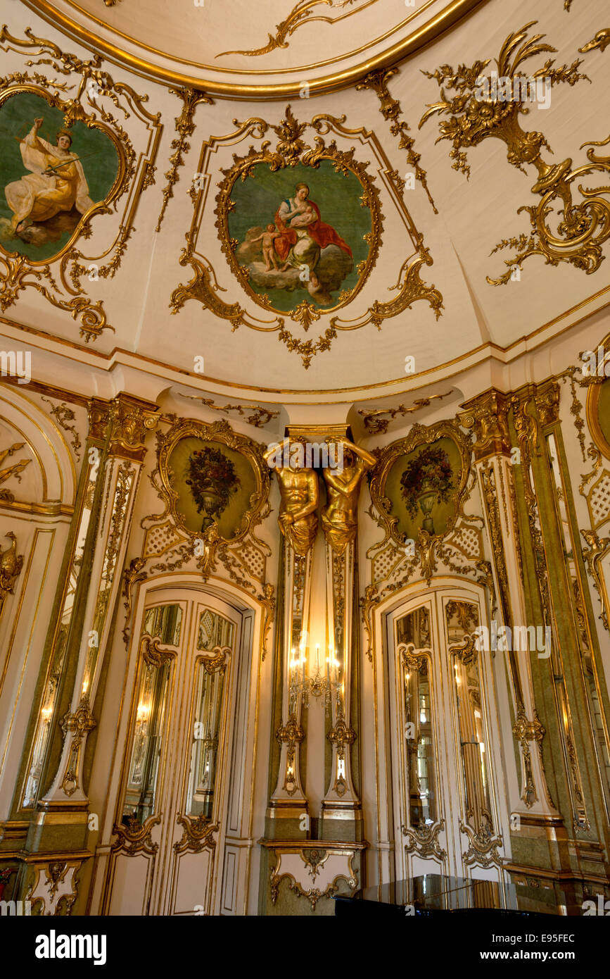 El Palacio de Queluz, Queluz, Lisboa; la sala de musica o salón de baile. Foto de stock