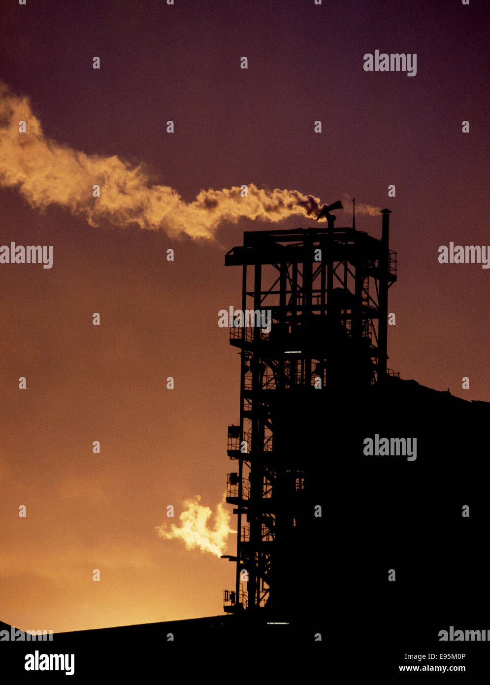 La industria fábrica chimenea de gas Foto de stock