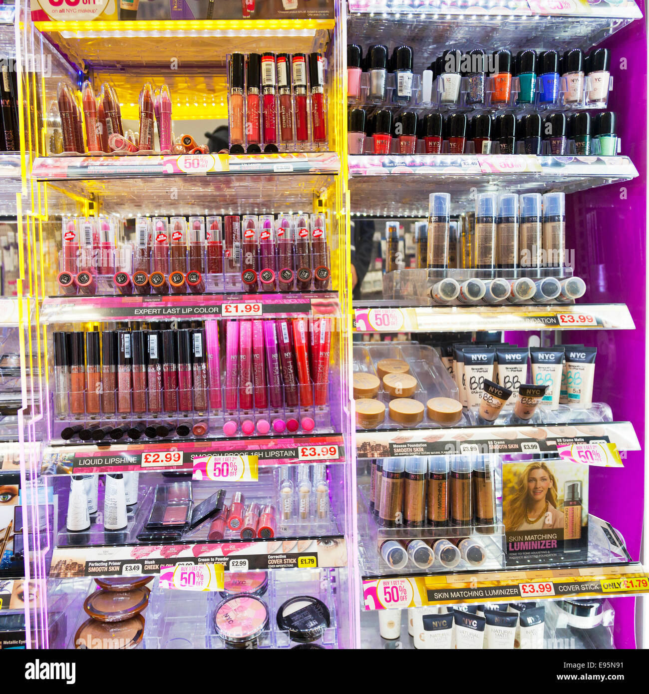 Maquillaje belleza producto productos lip colour en estante en farmacias farmacias tienda dentro de la cubierta de la pantalla stick Foundation Foto de stock