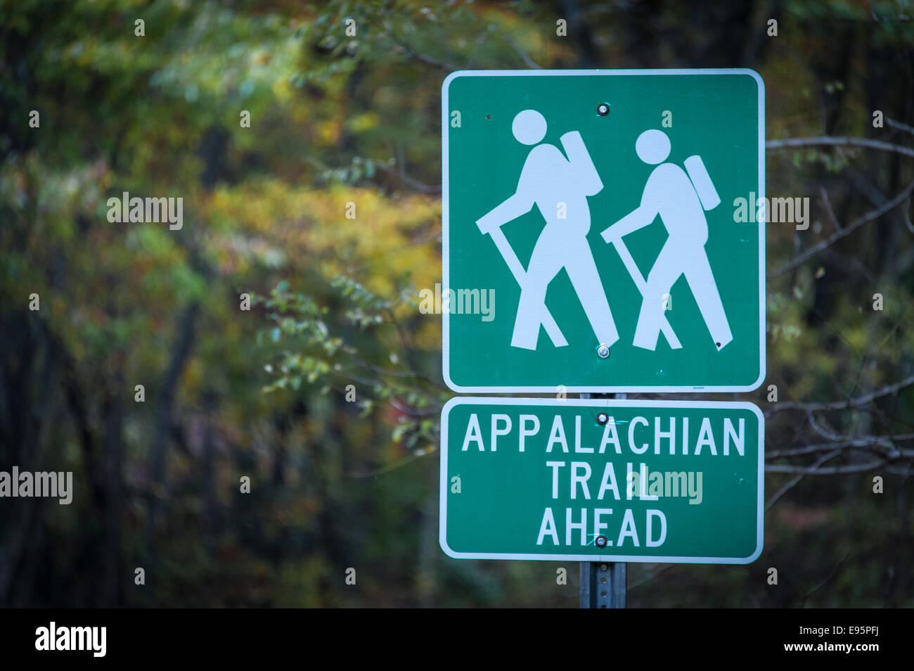 La señal de la ruta Appalachian Trail a lo largo de la autopista escénica Richard B. Russell en las montañas Blue Ridge de North Georgia. (EE.UU.) Foto de stock