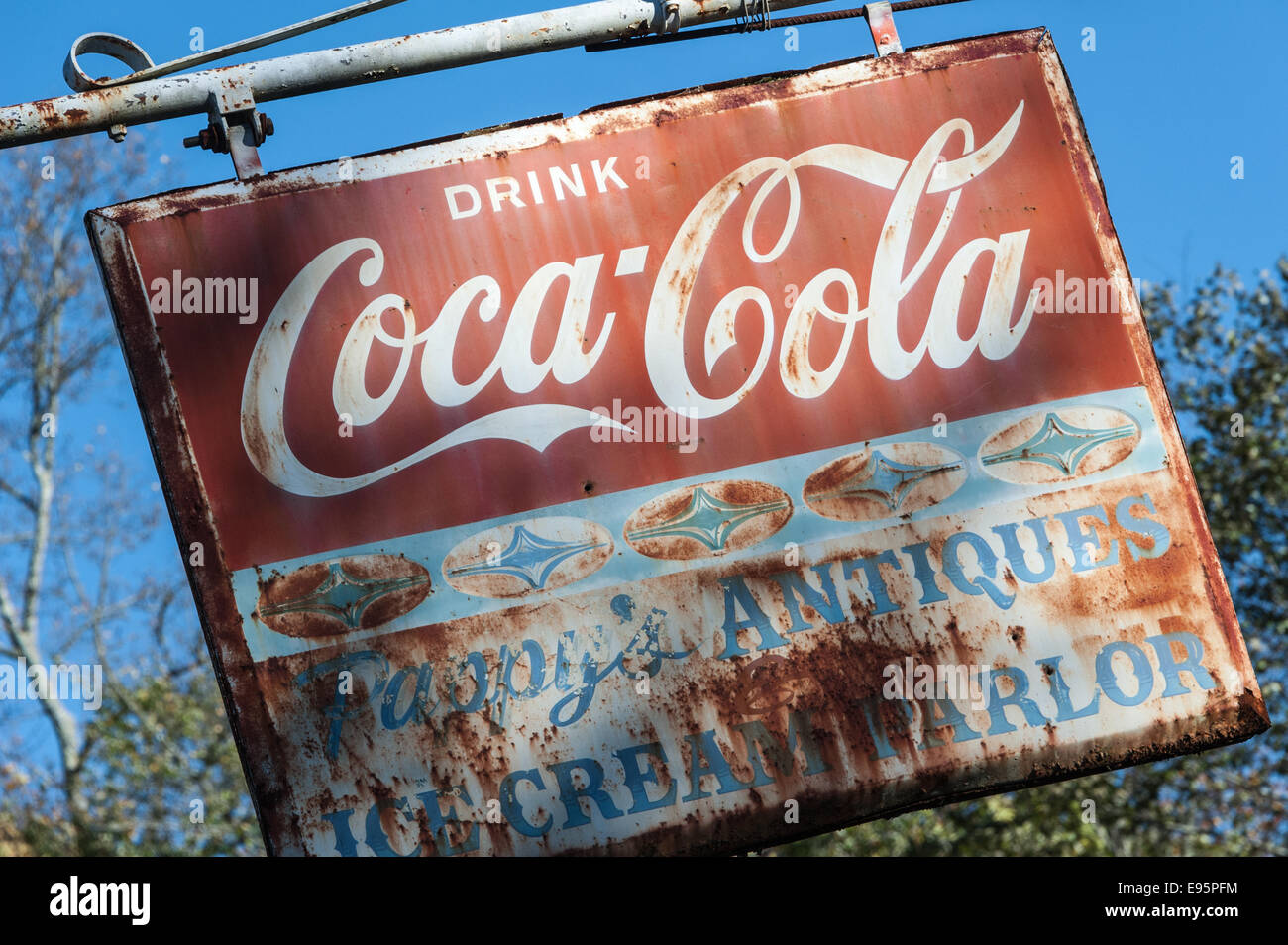 Rusted metal "beber Coca-Cola' firmar a Pappy's en las montañas Blue Ridge en Blairsville, Georgia, EE.UU.. Foto de stock