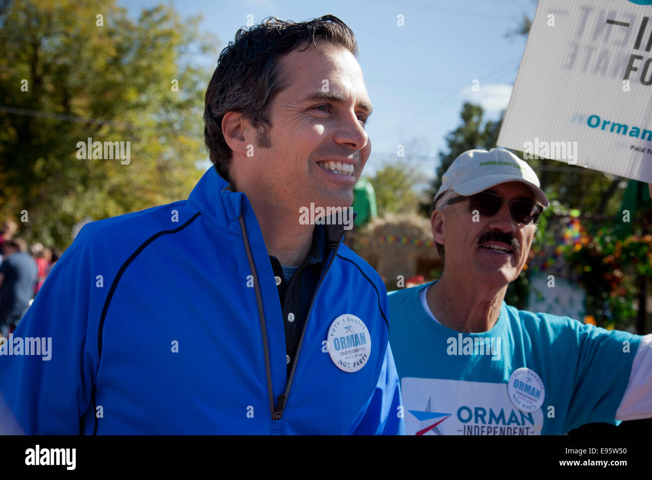 Baldwin City, Kansas, Estados Unidos. El 18 de octubre de 2014. Kansas candidato independiente para el Senado de los Estados Unidos, el empresario Greg Orman, saluda a sus partidarios en Maple Leaf Festival anual en Baldwin City, el Condado de Douglas, Kansas. Orman oponente, tres término republicano Pat Roberts, ha señalado las recientes críticas por no estar en su estado natal, poniendo Kansas inesperadamente en el juego. Crédito: Philip Scalia/Alamy Live News Foto de stock