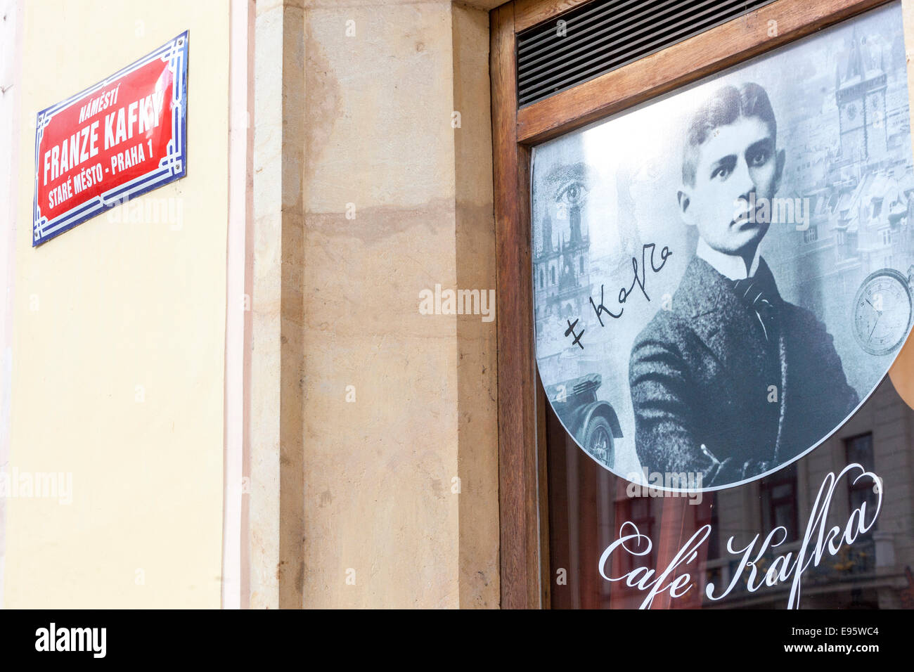 Plaza de Franz Kafka, Praga, República Checa retrato en la ventana de visualización, restaurante Café Kafka Foto de stock