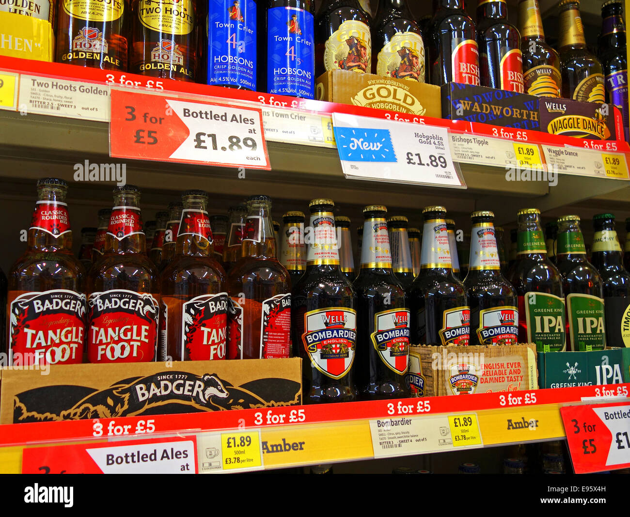 Botellas de cervezas en un supermercado Foto de stock