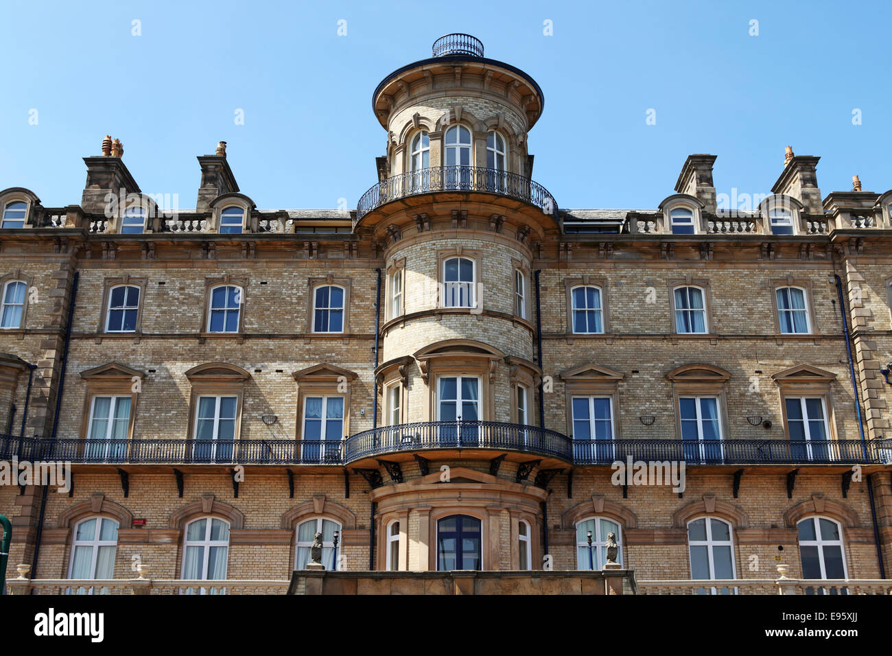 La torre del edificio victoriano, una vez conocido como el Hotel Zetland en Saltburn-por--Mar, Reino Unido. Foto de stock