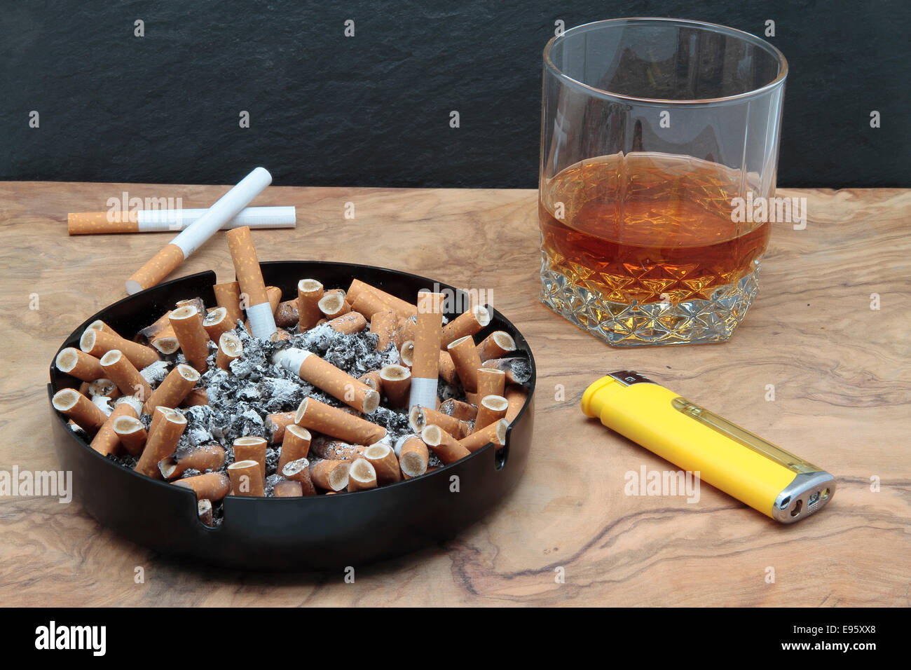 tabaco de liar, cenicero, boquillas y un cigarro encendido Stock Photo
