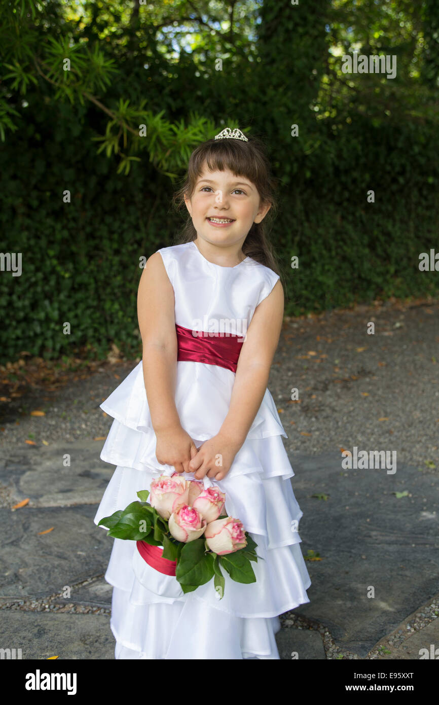 Niña las flores en la boda fotografías e imágenes de alta resolución - Alamy
