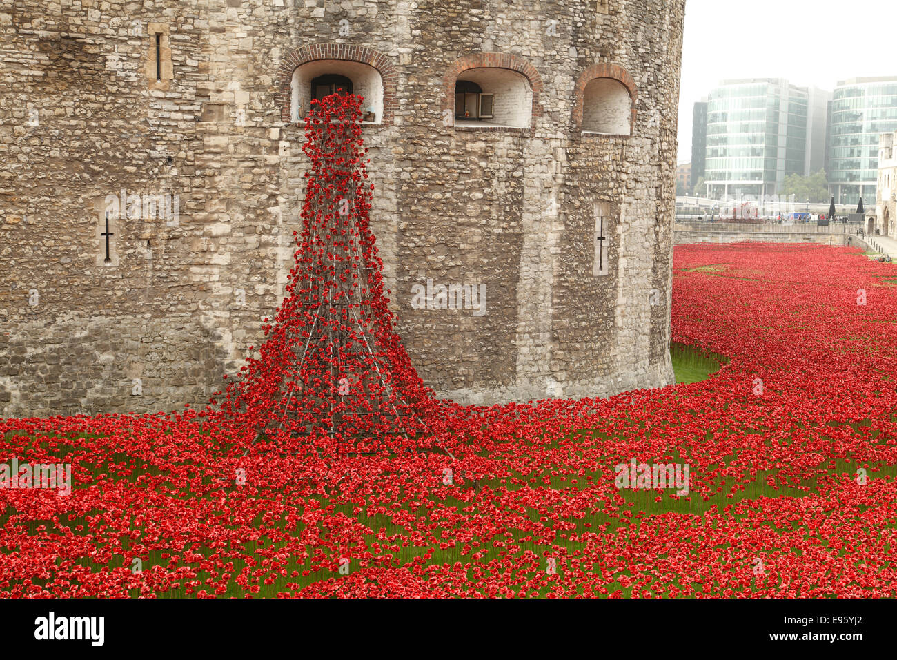Arrasaron tierras y mares de sangre de color rojo en el Tower Bridge de Londres Foto de stock