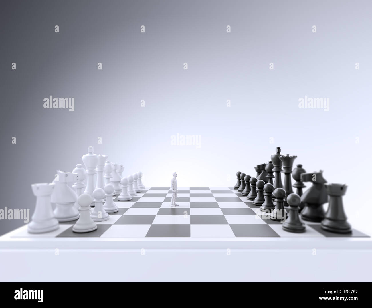 Figurilla diminuta en un tablero de ajedrez Foto de stock