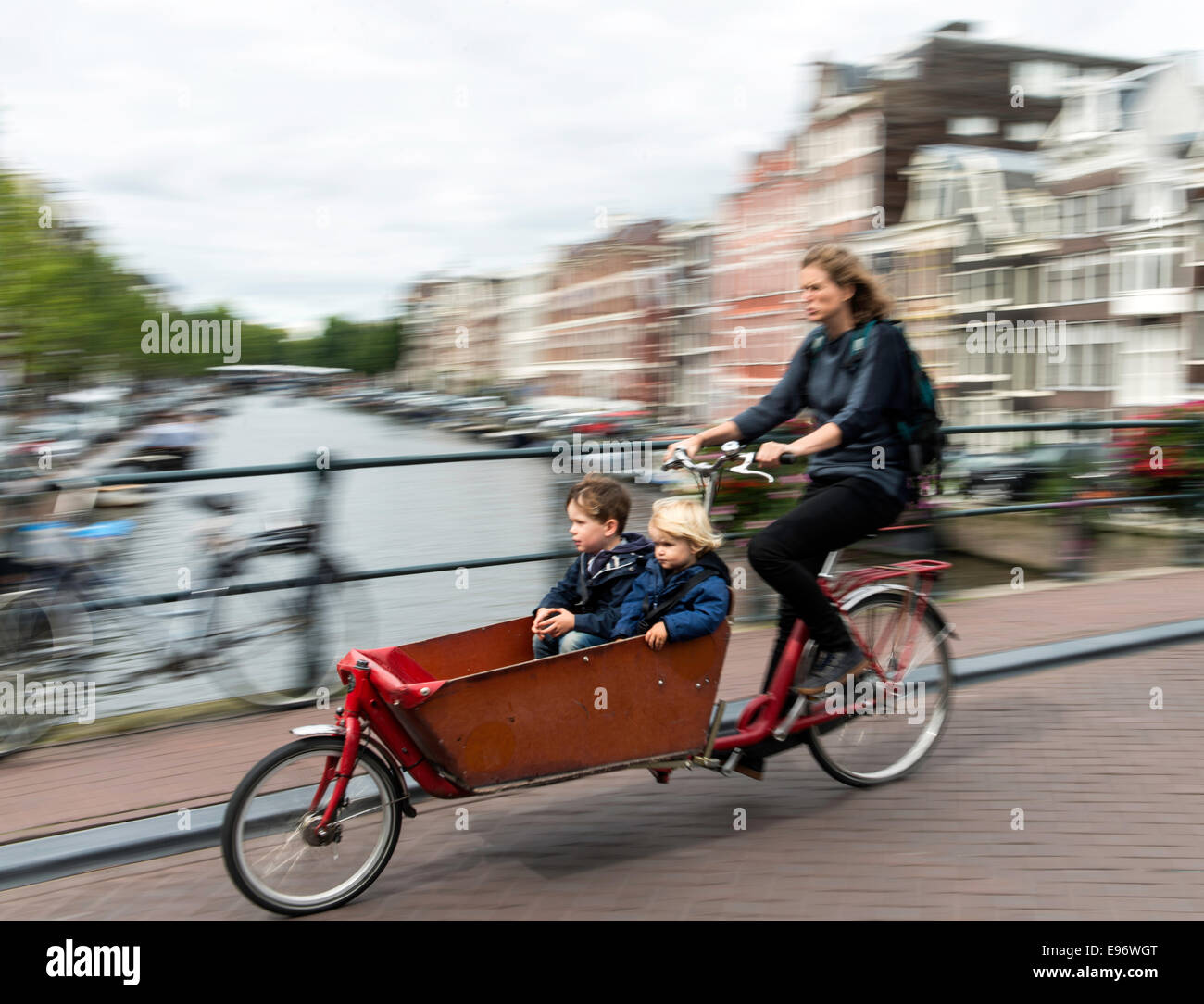 Amsterdam cycling children fotografías e imágenes de alta resolución - Alamy