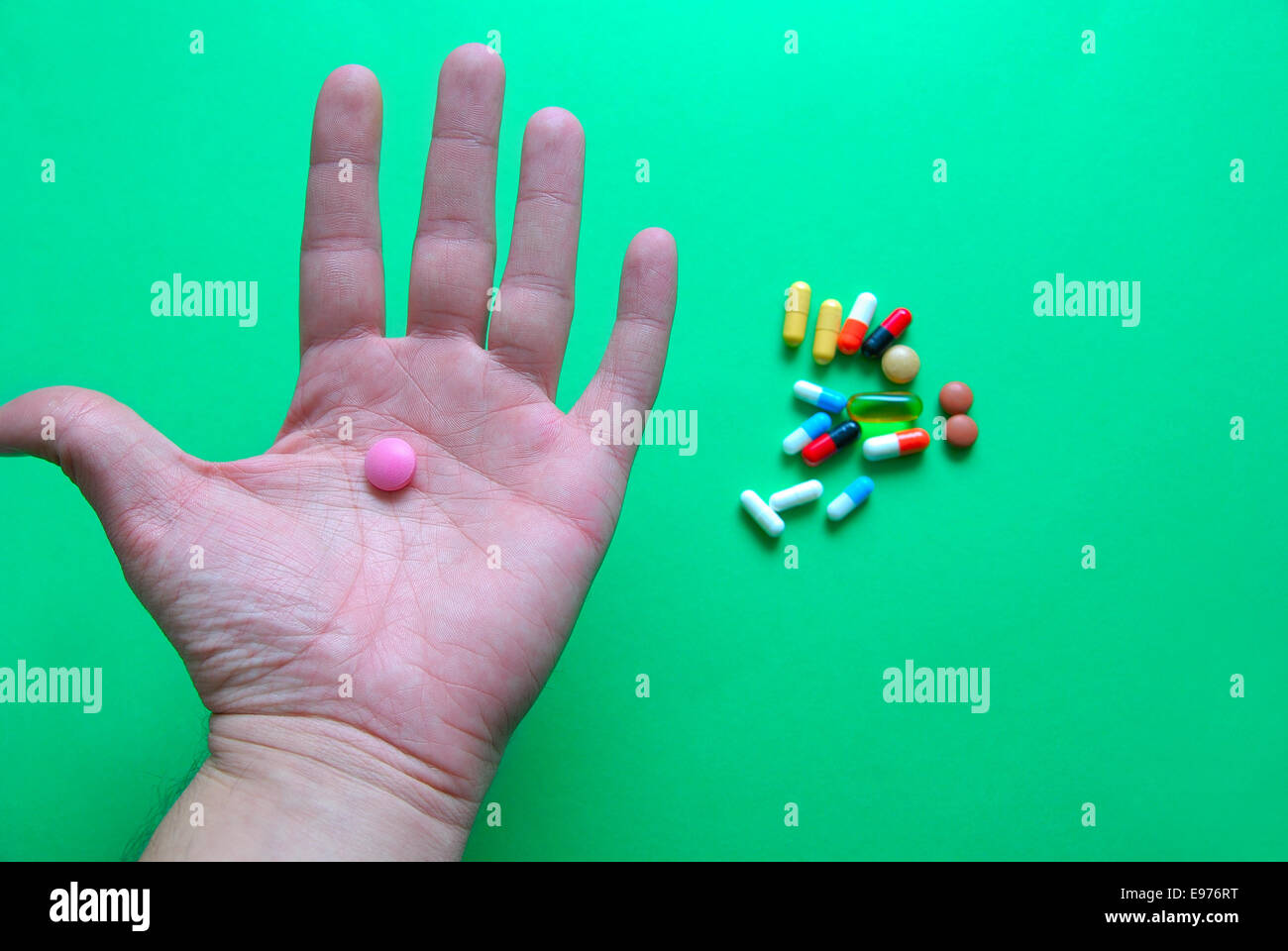 píldoras en la mano Foto de stock