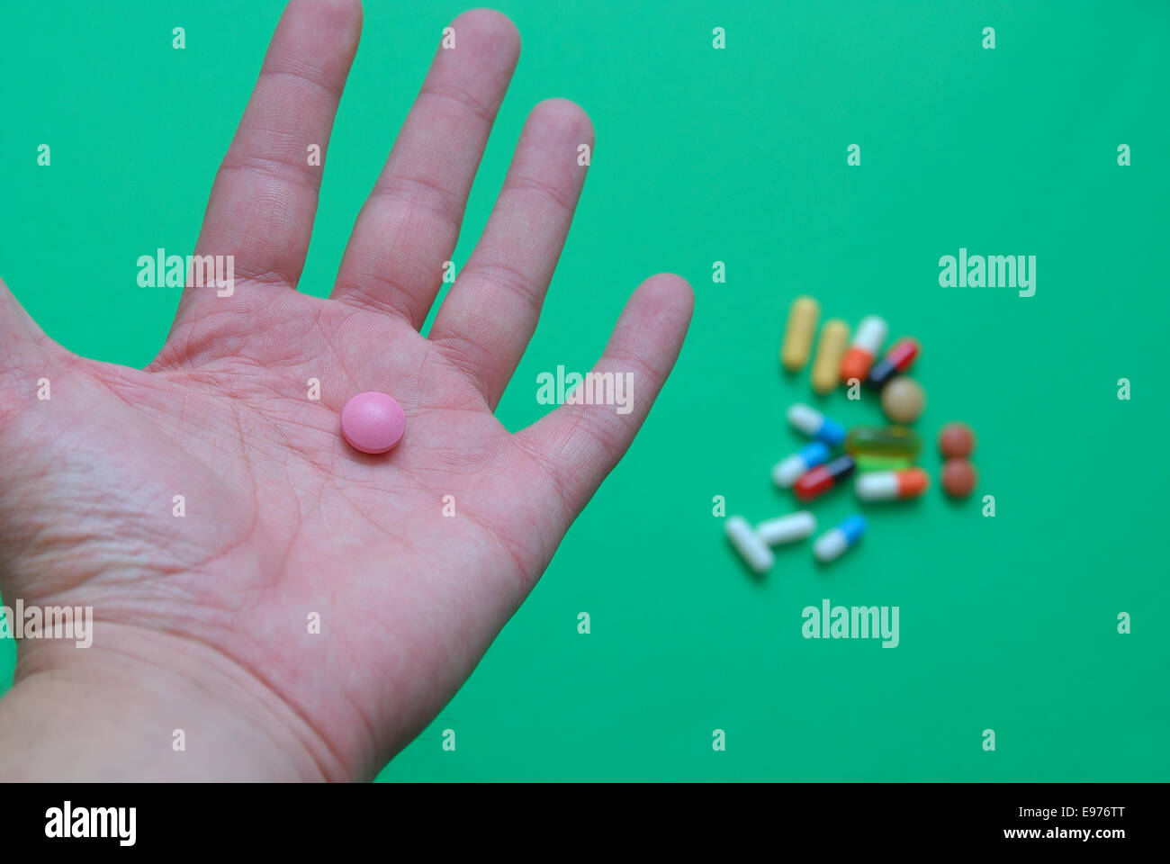 píldoras en la mano Foto de stock