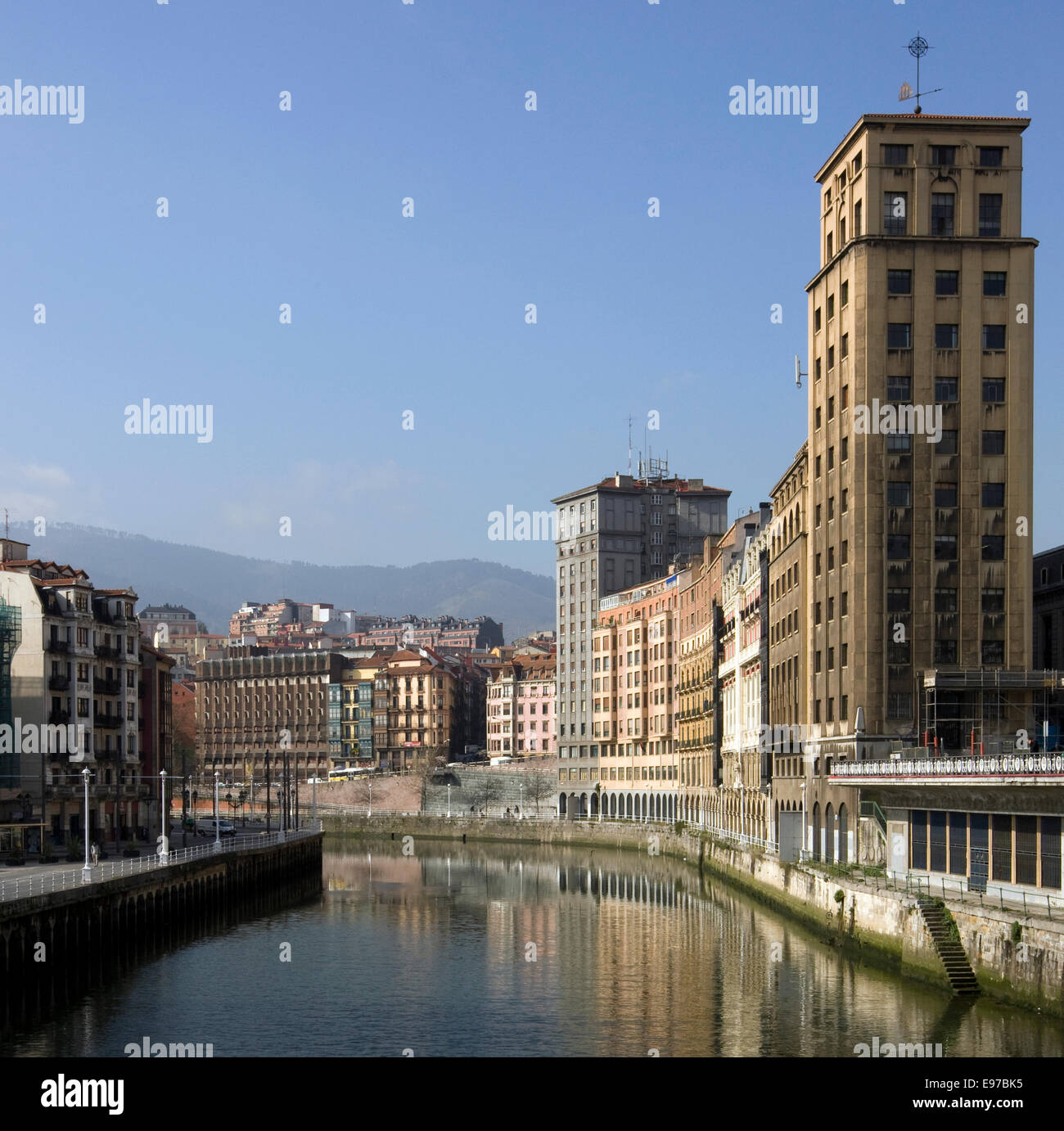Ciudad de Bilbao en España con el río Nevrion Foto de stock