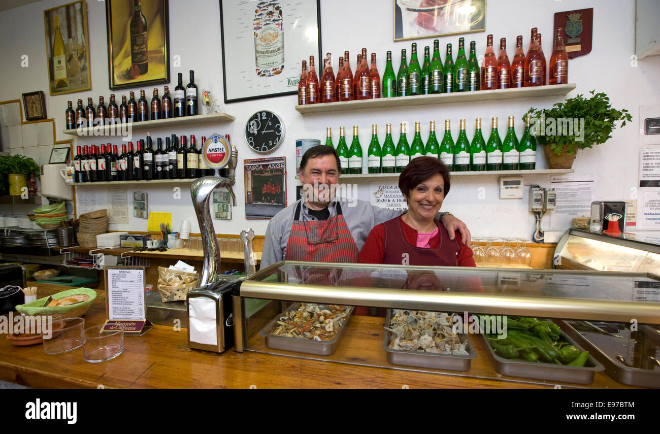 El bar de tapas Tasca Ange en el casco antiguo de Valencia propietarios Foto de stock