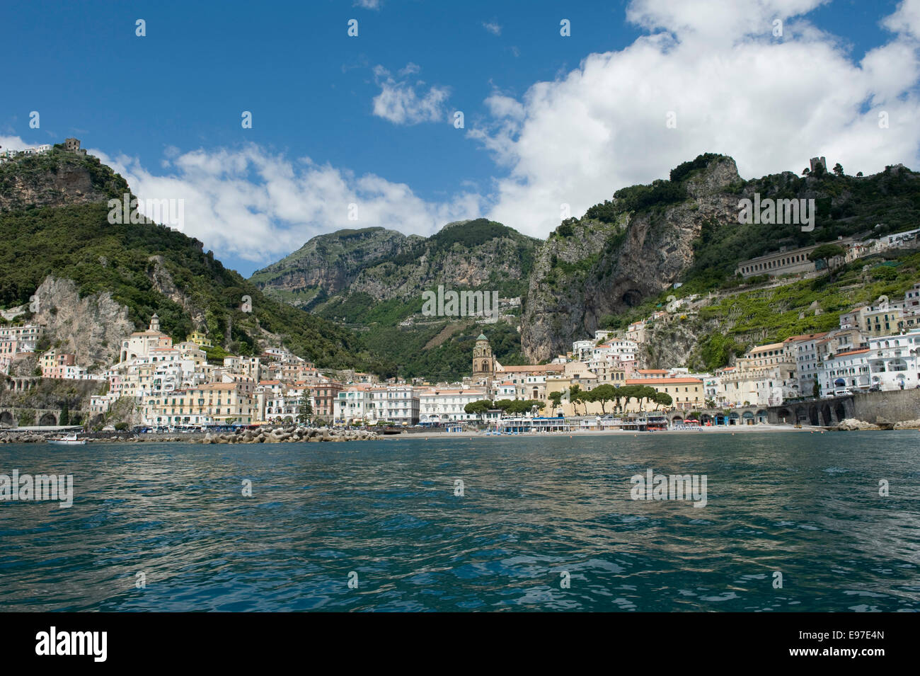 La ciudad de Atrani cerca de Amalfi visto desde un barco en la Bahía de Salerno, en la provincia de Salerno, Región de Campania, Italia Mayo Foto de stock