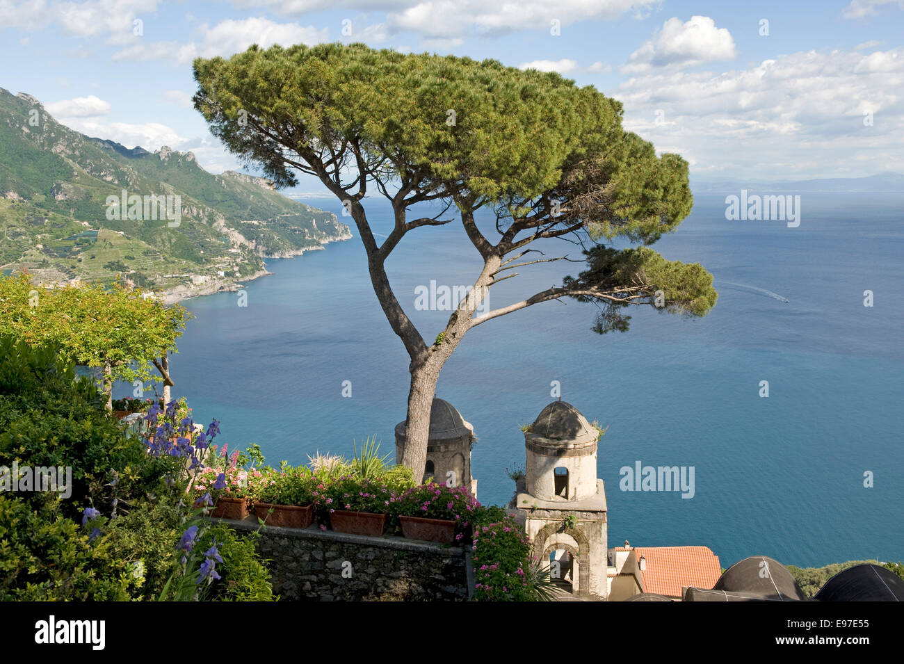 Vista de la costa de Amalfi y la capilla de los jardines de la Villa Rufolo de Ravello con un italiano de pino piñonero Foto de stock