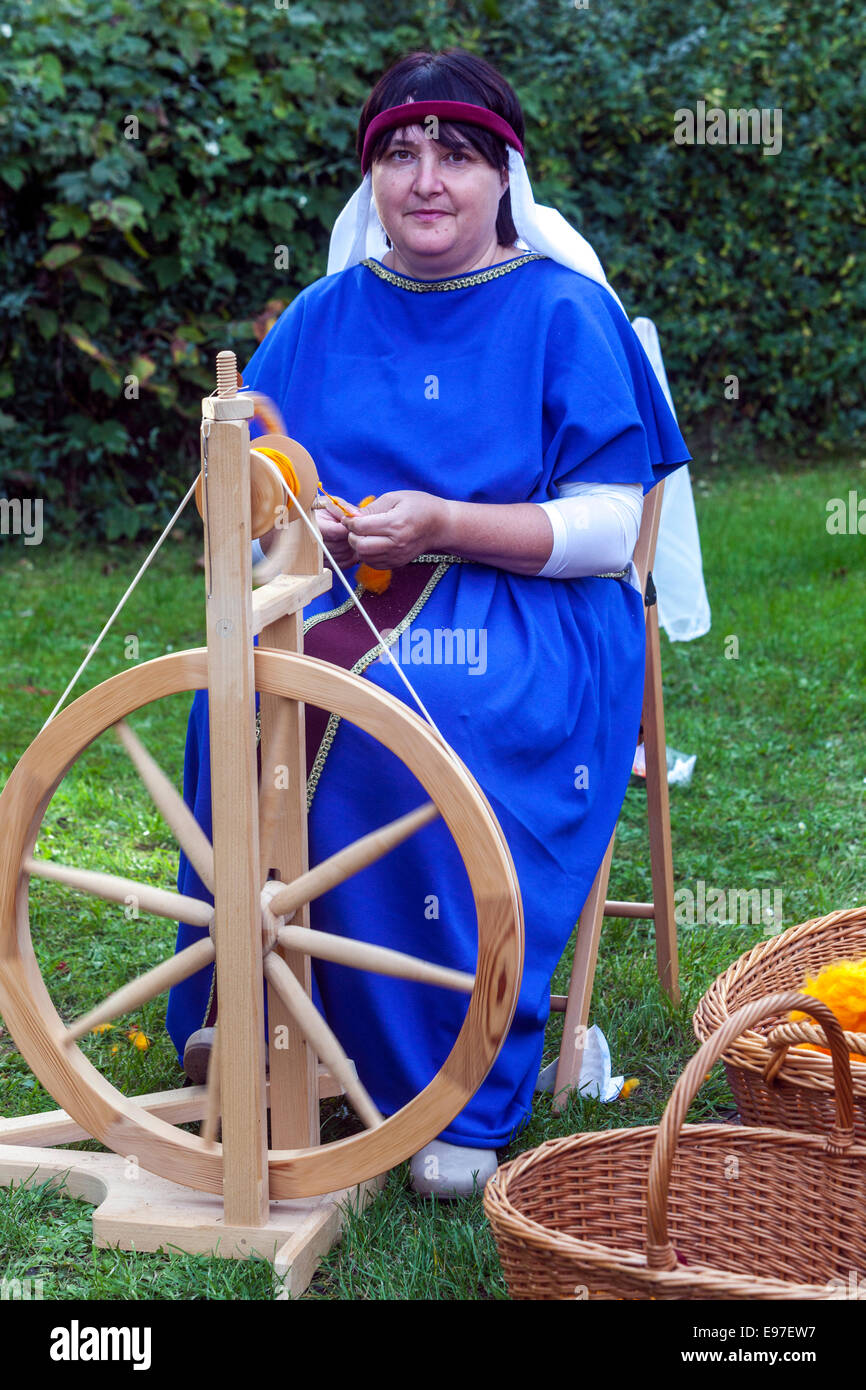 Mujer, rueda giratoria, tradiciones populares Foto de stock