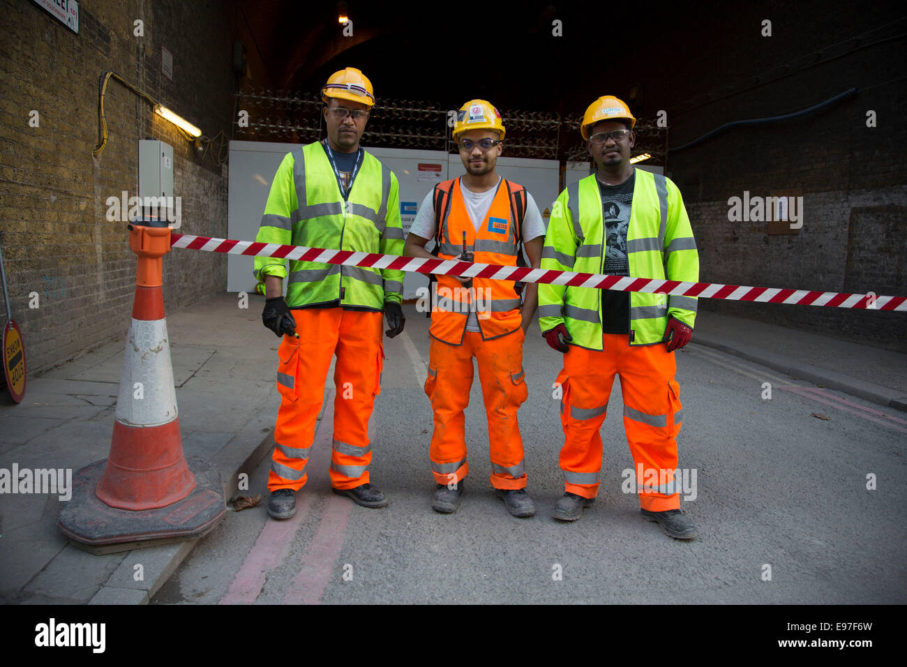 Los obreros vestidos de alta viz ropa de seguridad en el sitio de construcción en Tooley Street durante la estación de London Bridge reurbanización. En el Reino Unido Fotografía de stock - Los obreros vestidos de alta viz ropa de seguridad en el sitio de construcción en Tooley Street durante la estación de London Bridge reurbanización. En el Reino Unido Fotografía de stock -