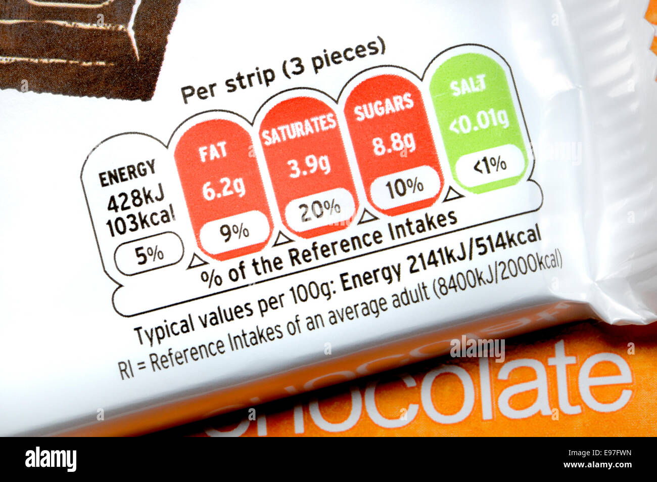 Embalaje de chocolate mostrando información nutricional Foto de stock