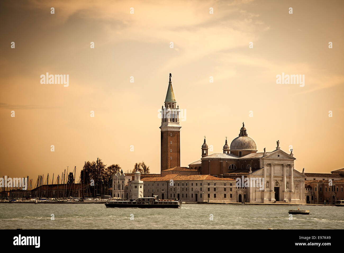 Chiesa di San Giorgio Maggiore y campanario en la isla de Venecia, Italia Foto de stock