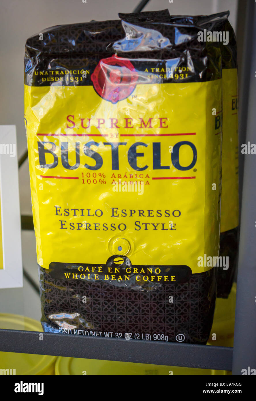 Una bolsa de café Bustelo café en exhibición en el Café Bustelo pop-up  store en el Lower East Side de Nueva York Fotografía de stock - Alamy