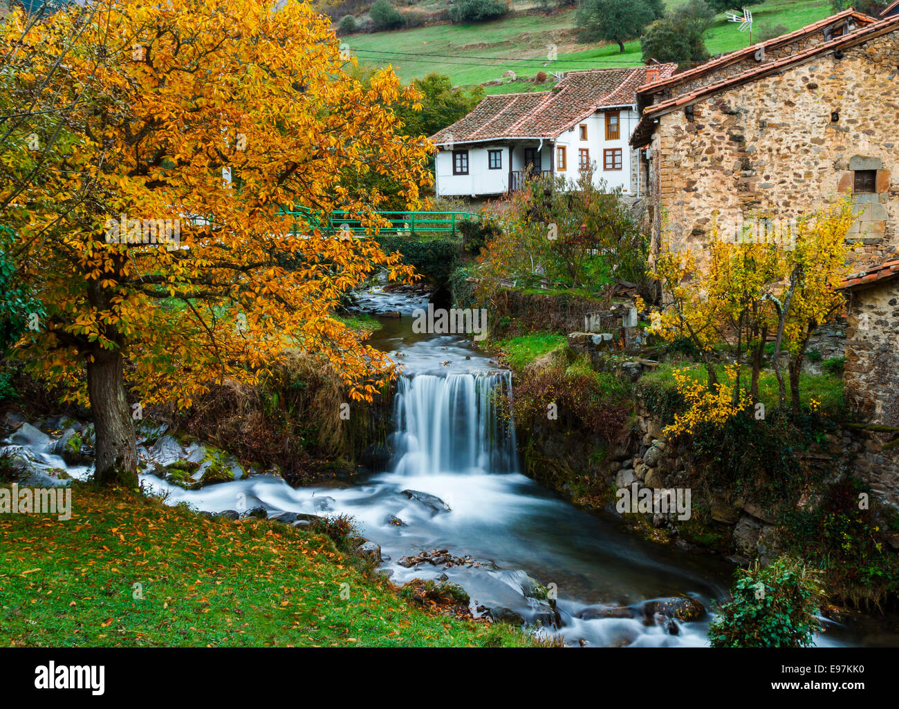 Cascada. Vada, pueblo de Vega de Liébana, comarca de Liébana, Cantabria,  España Fotografía de stock - Alamy